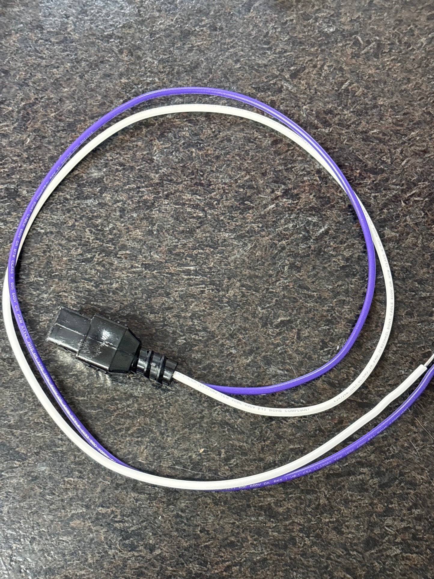 Baren SUNTEC 3753895 PIGTAIL CONNECTOR 2 WIRE cord on floor